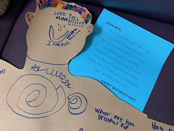 MailingHug.jpg#asset:4262 MailingHug.jpg#asset:4262